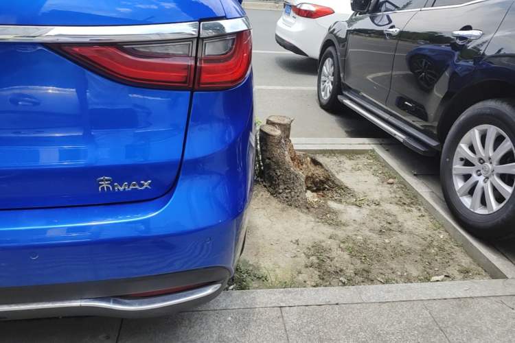 Used BYD Song MAX 2017 1.5T Automatic Smart Connect Prestige 7-Seater Right Rear Taillight