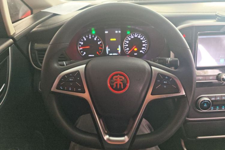Used BYD Song MAX 2017 1.5T Manual Smart Connect Luxury 7-Seater Steering Wheel