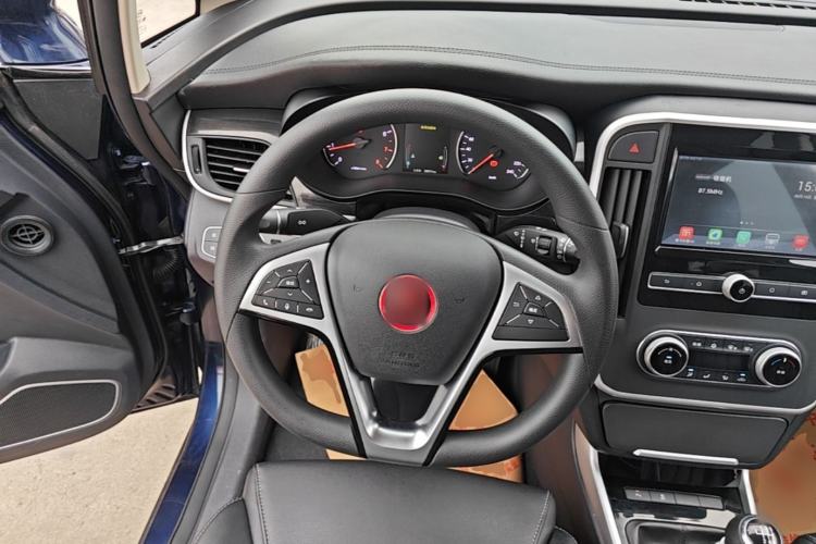 Used BYD Song MAX 2017 1.5T Manual Smart Connect Luxury 7-Seater Steering Wheel