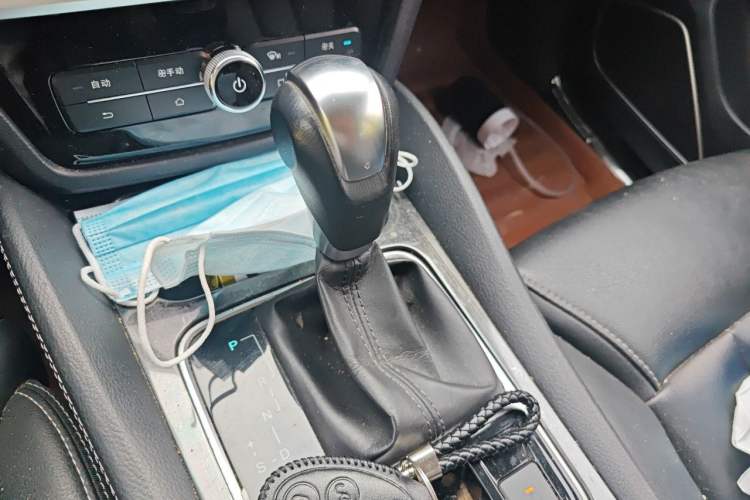 Used BYD Song MAX 2017 1.5T Automatic Smart Connect Luxury 7-Seater Gear Lever