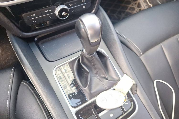 Used BYD Song MAX 2017 1.5T Automatic Smart Connect Elite 7-Seater Gear Lever