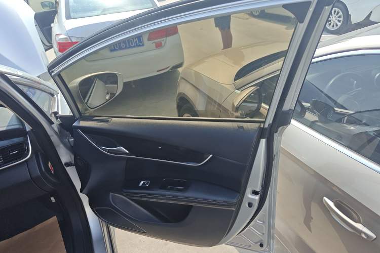 Used BYD Song MAX 2017 1.5T Automatic Smart Connect Elite 7-Seater Interior 5