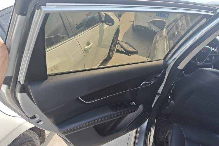 Used BYD Song MAX 2017 1.5T Automatic Smart Connect Elite 7-Seater Interior 8