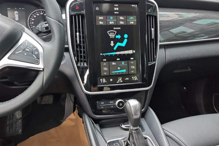Used BYD Song MAX 2017 1.5T Automatic Smart Connect Luxury 7-Seater Audio And AC Panel