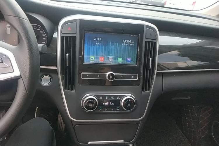 Used BYD Song MAX 2017 1.5T Manual Smart Connect Luxury 7-Seater Audio And AC Panel