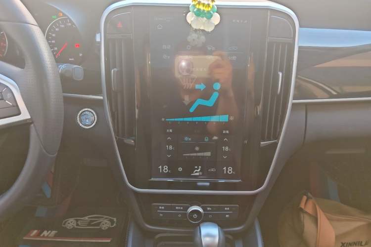 Used BYD Song MAX 2017 1.5T Automatic Smart Connect Elite 7-Seater Audio And AC Panel