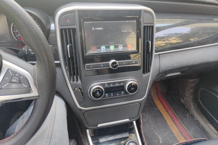 Used BYD Song MAX 2017 1.5T Manual Smart Connect Luxury 7-Seater Audio And AC Panel
