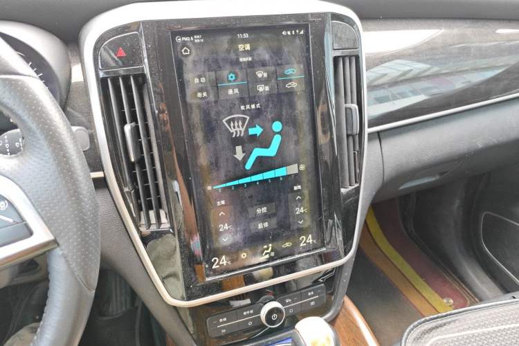 Used BYD Song MAX 2017 1.5T Automatic Smart Connect Elite 7-Seater Audio And AC Panel