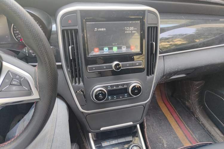 Used BYD Song MAX 2017 1.5T Manual Smart Connect Luxury 7-Seater Audio And AC Panel