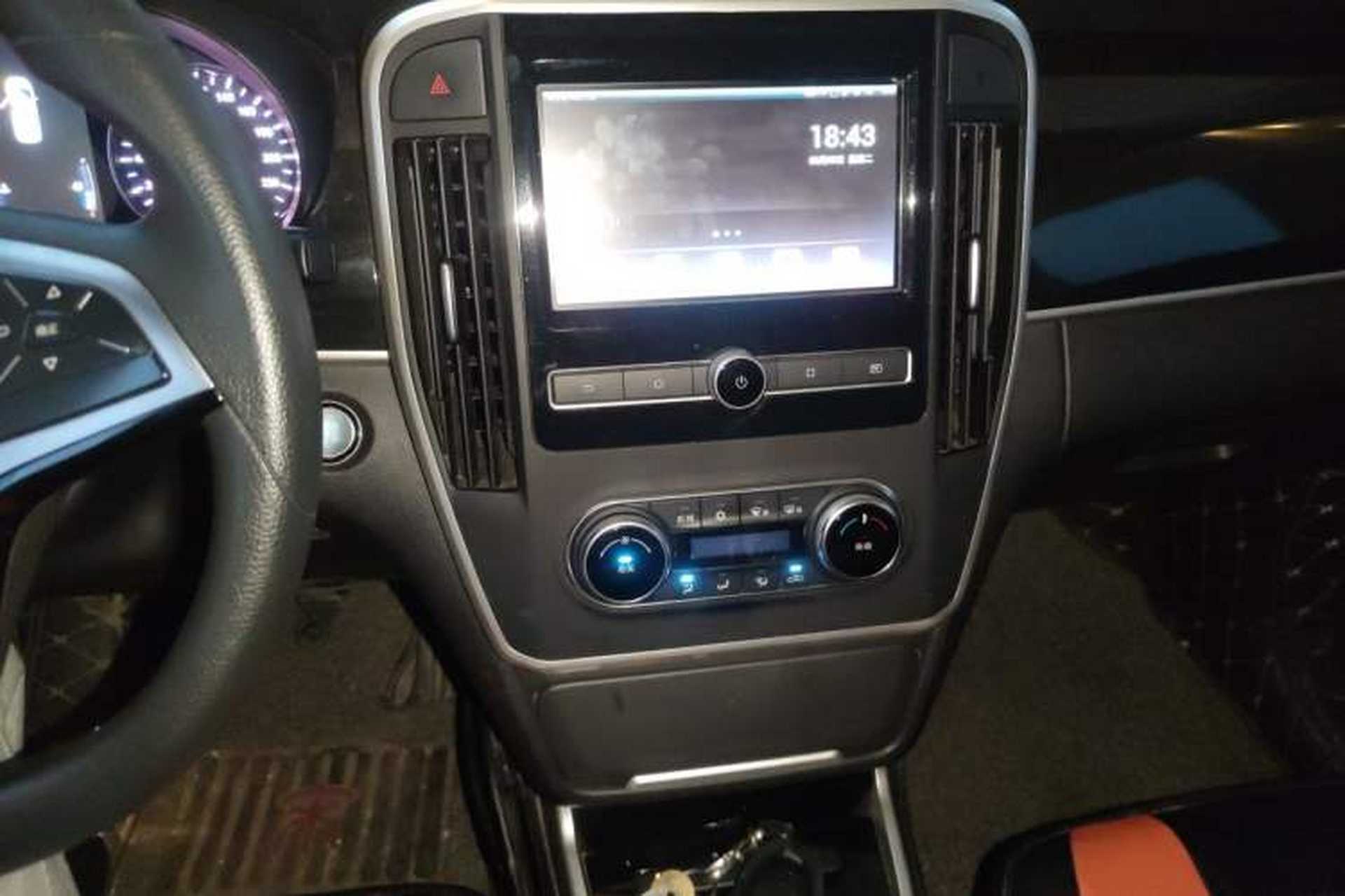 Used BYD Song MAX 2017 1.5T Manual Smart Connect Luxury 7-Seater Audio And AC Panel