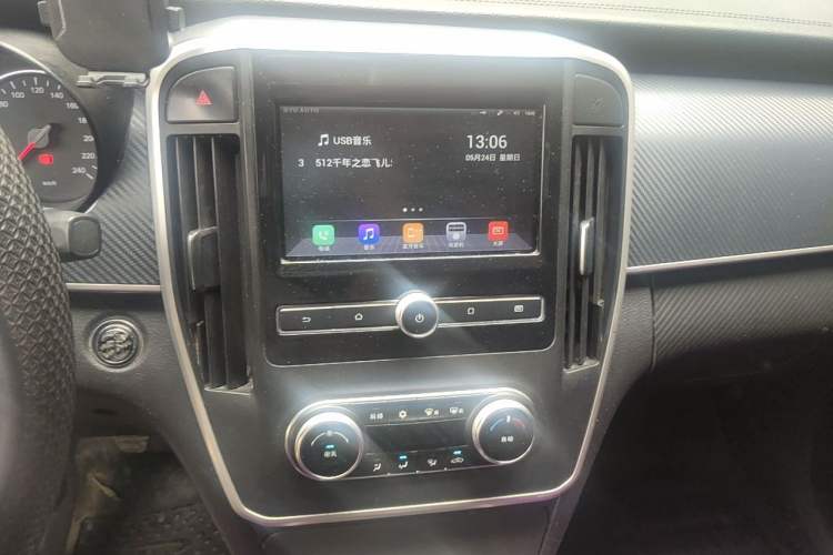 Used BYD Song MAX 2017 1.5T Manual Smart Connect Luxury 7-Seater Audio And AC Panel