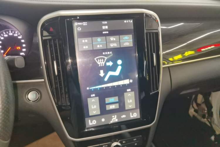 Used BYD Song MAX 2017 1.5T Automatic Smart Connect Prestige 7-Seater Audio And AC Panel