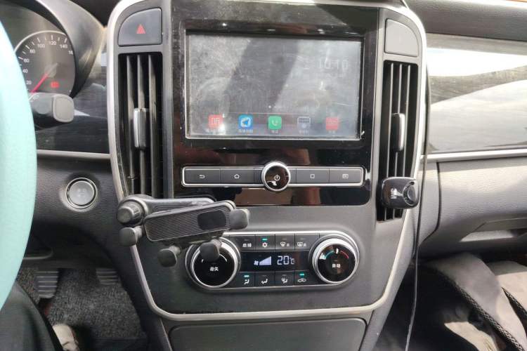 Used BYD Song MAX 2017 1.5T Manual Smart Connect Luxury 7-Seater Audio And AC Panel