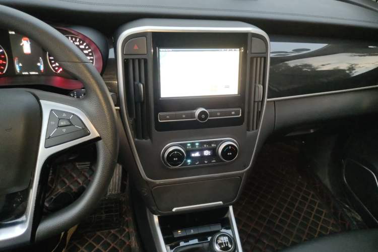 Used BYD Song MAX 2017 1.5T Manual Smart Connect Luxury 7-Seater Audio And AC Panel