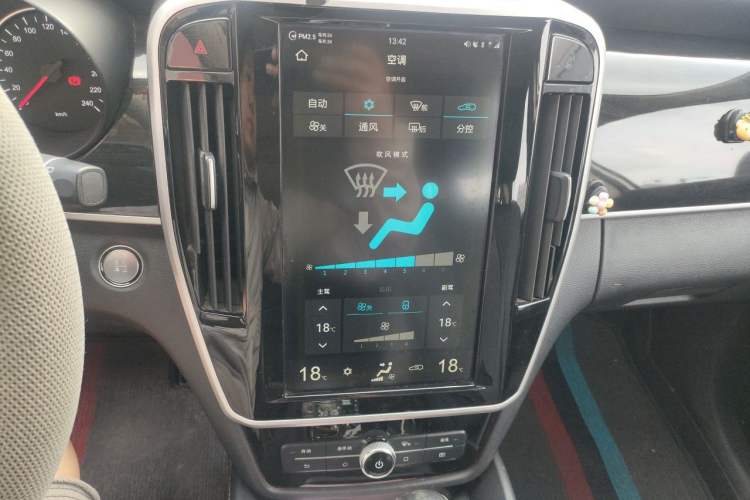 Used BYD Song MAX 2017 1.5T Automatic Smart Connect Elite 7-Seater Audio And AC Panel