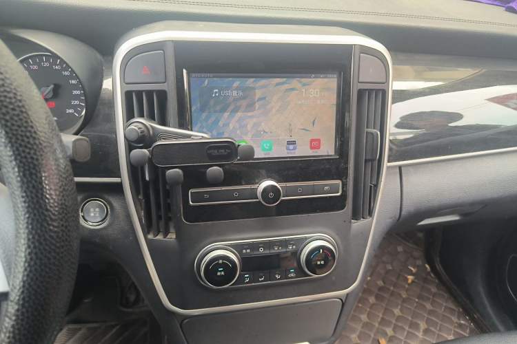 Used BYD Song MAX 2017 1.5T Manual Smart Connect Luxury 7-Seater Audio And AC Panel