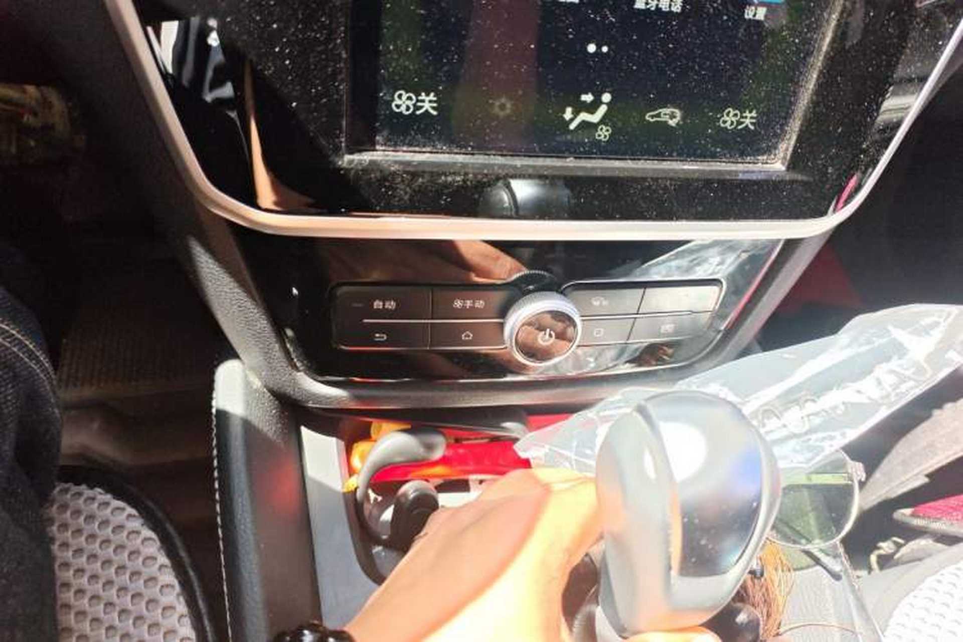 Used BYD Song MAX 2017 1.5T Automatic Smart Connect Elite 7-Seater Audio And AC Panel