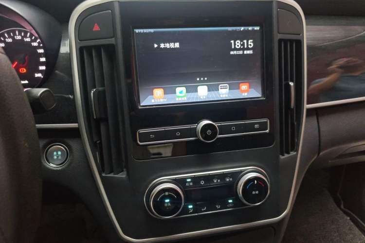 Used BYD Song MAX 2017 1.5T Manual Comfort 7-Seater Audio And AC Panel