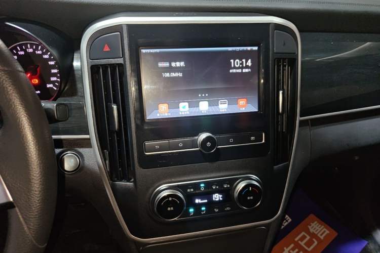 Used BYD Song MAX 2017 1.5T Manual Smart Connect Luxury 7-Seater Audio And AC Panel