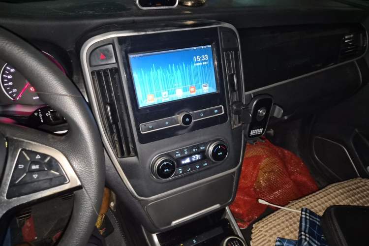 Used BYD Song MAX 2017 1.5T Manual Smart Connect Luxury 7-Seater Audio And AC Panel