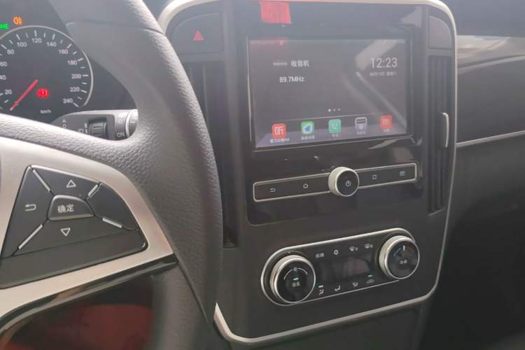 Used BYD Song MAX 2017 1.5T Manual Smart Connect Luxury 7-Seater Audio And AC Panel