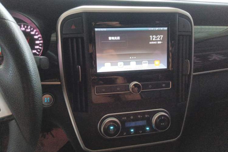 Used BYD Song MAX 2017 1.5T Manual Smart Connect Luxury 7-Seater Audio And AC Panel