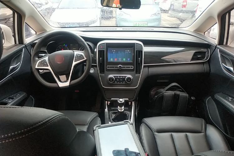 Used BYD Song MAX 2017 1.5T Manual Smart Connect Luxury 7-Seater Center Console