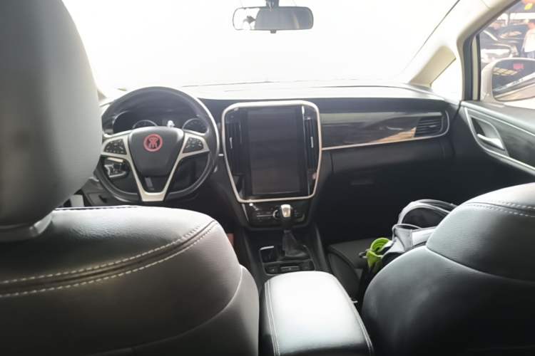 Used BYD Song MAX 2017 1.5T Automatic Smart Connect Elite 7-Seater Center Console
