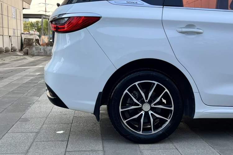 Used BYD Song MAX 2017 1.5T Automatic Smart Connect Elite 7-Seater Exterior 5