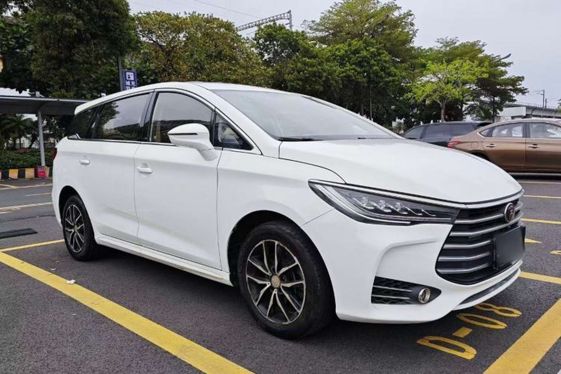Used BYD Song MAX 2017 1.5T Manual Smart Connect Luxury 7-Seater Exterior 6