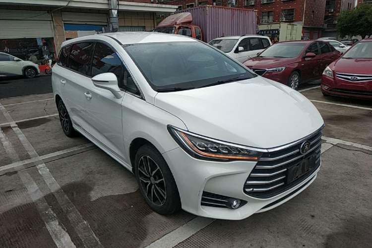 Used BYD Song MAX 2017 1.5T Manual Smart Connect Luxury 7-Seater Front Right 45 Deg