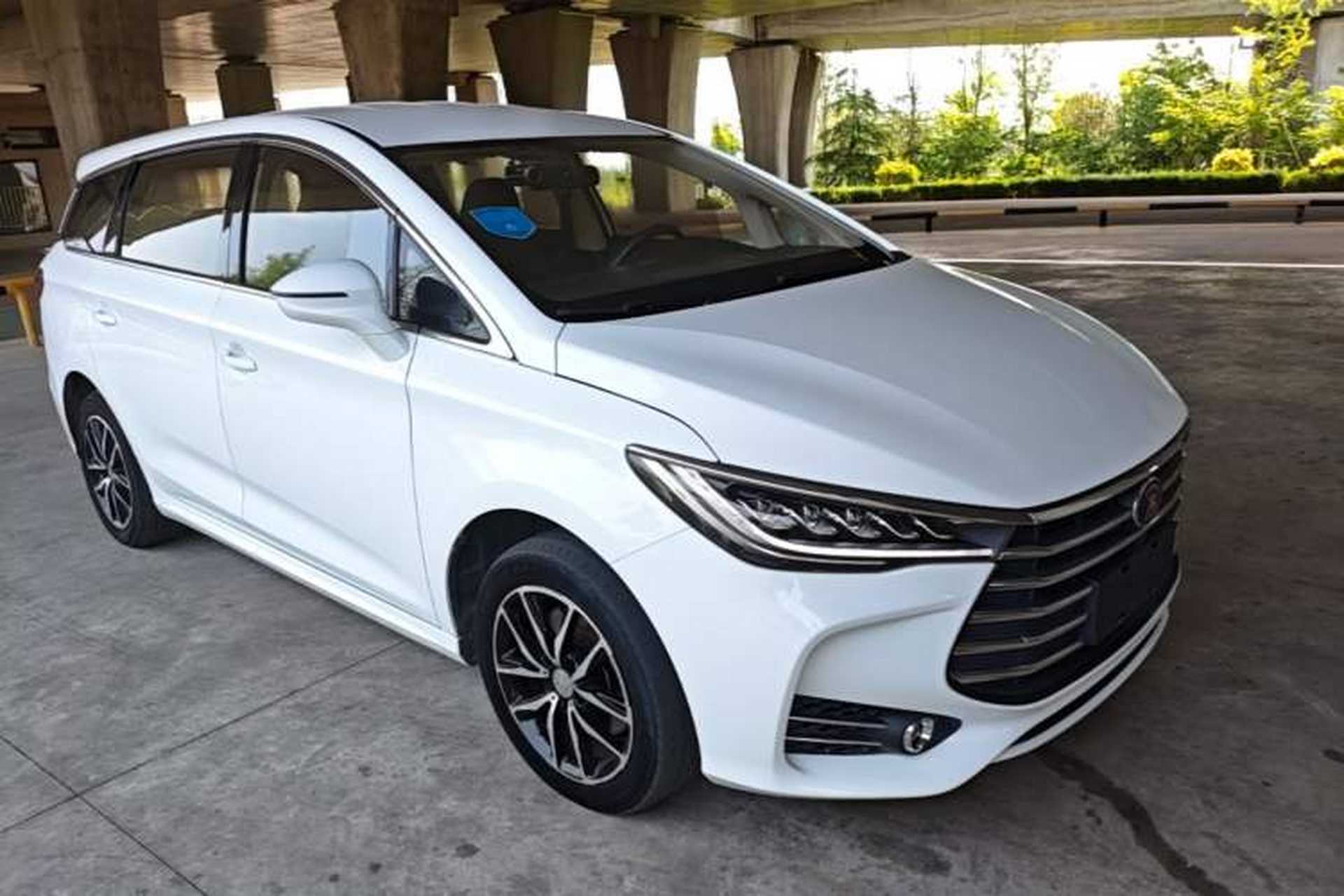 Used BYD Song MAX 2017 1.5T Manual Smart Connect Luxury 7-Seater Front Right 45 Deg