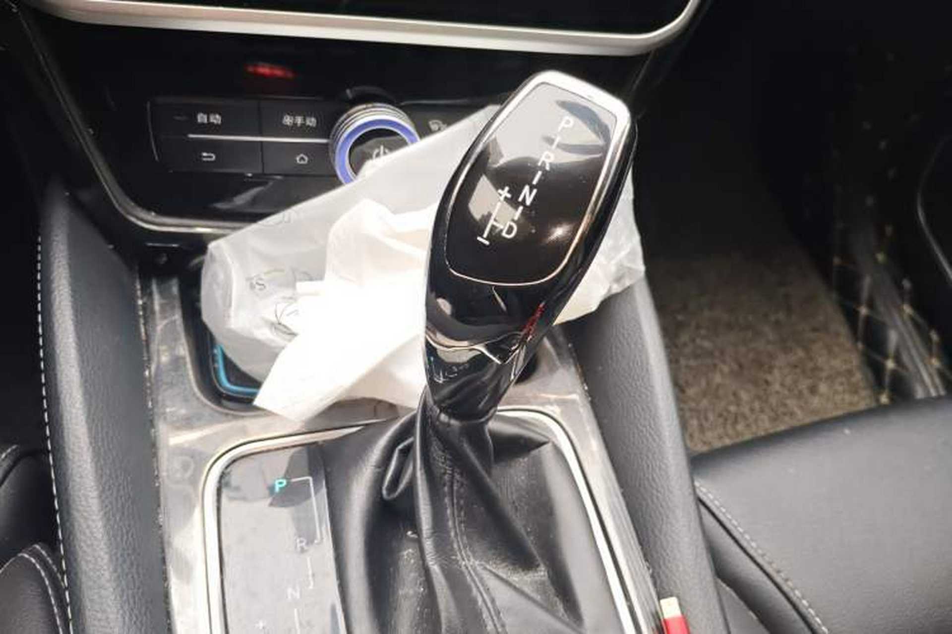 Used BYD Song MAX 2017 1.5T Automatic Smart Connect Elite 7-Seater Gear Lever