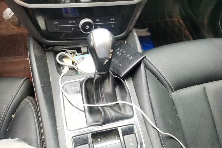Used BYD Song MAX 2017 1.5T Automatic Smart Connect Elite 7-Seater Gear Lever