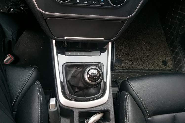 Used BYD Song MAX 2017 1.5T Manual Smart Connect Luxury 7-Seater Gear Lever