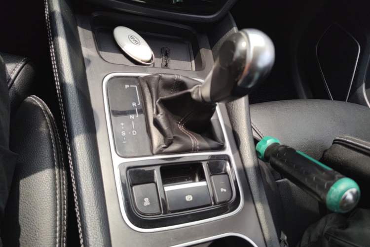 Used BYD Song MAX 2017 1.5T Automatic Smart Connect Elite 7-Seater Gear Lever