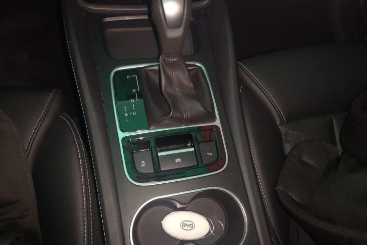 Used BYD Song MAX 2017 1.5T Automatic Smart Connect Elite 7-Seater Gear Lever
