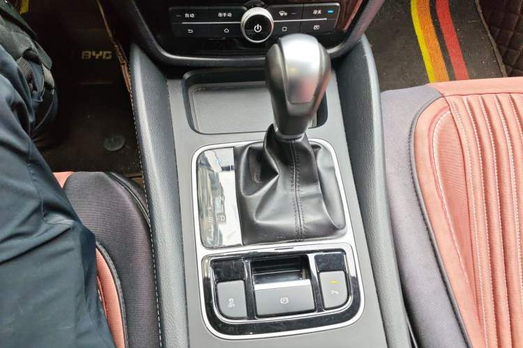 Used BYD Song MAX 2017 1.5T Automatic Smart Connect Luxury 7-Seater Gear Lever