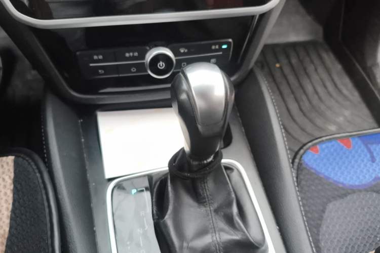 Used BYD Song MAX 2017 1.5T Automatic Smart Connect Elite 7-Seater Gear Lever