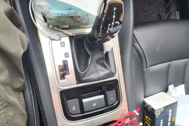 Used BYD Song MAX 2017 1.5T Automatic Smart Connect Elite 7-Seater Gear Lever