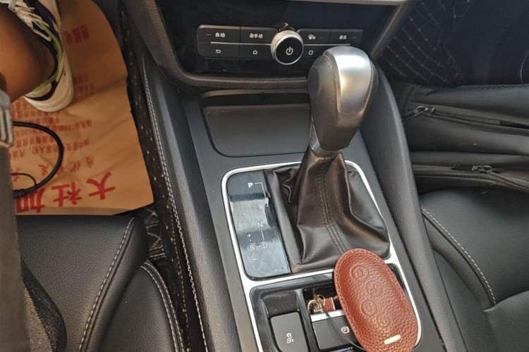 Used BYD Song MAX 2017 1.5T Automatic Smart Connect Elite 7-Seater Gear Lever