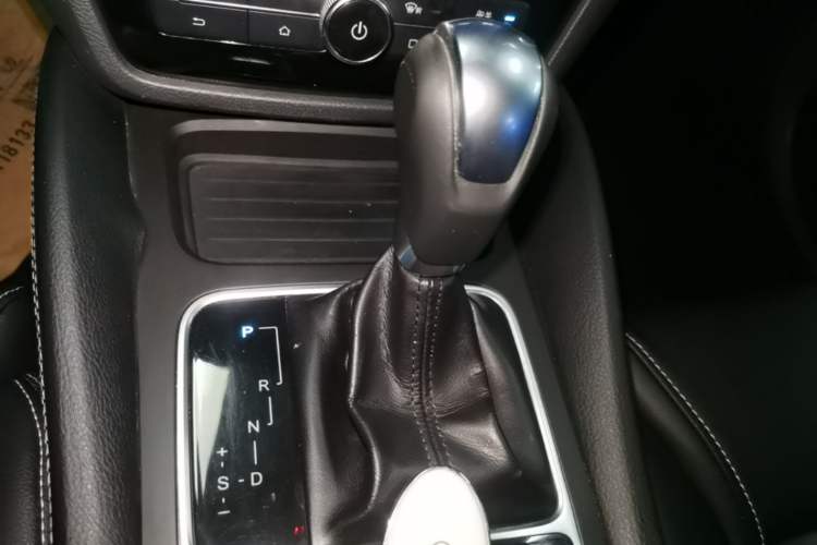 Used BYD Song MAX 2017 1.5T Automatic Smart Connect Elite 7-Seater Gear Lever