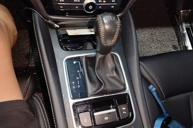 Used BYD Song MAX 2017 1.5T Automatic Smart Connect Luxury 7-Seater Gear Lever