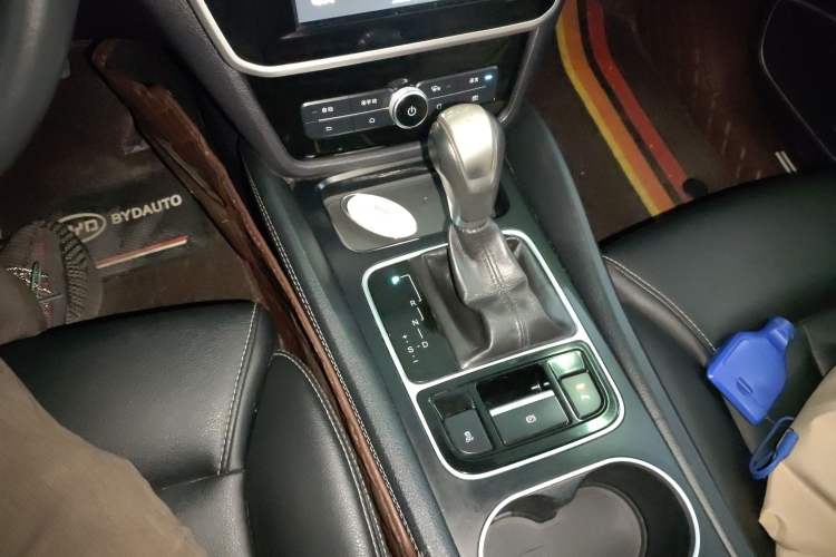 Used BYD Song MAX 2017 1.5T Automatic Smart Connect Luxury 7-Seater Gear Lever