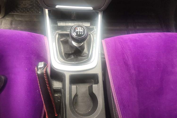 Used BYD Song MAX 2017 1.5T Manual Smart Connect Luxury 7-Seater Gear Lever