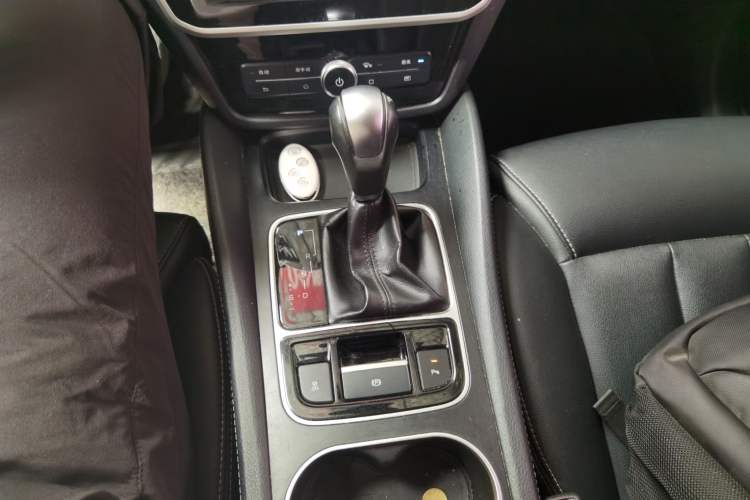 Used BYD Song MAX 2017 1.5T Automatic Smart Connect Luxury 7-Seater Gear Lever