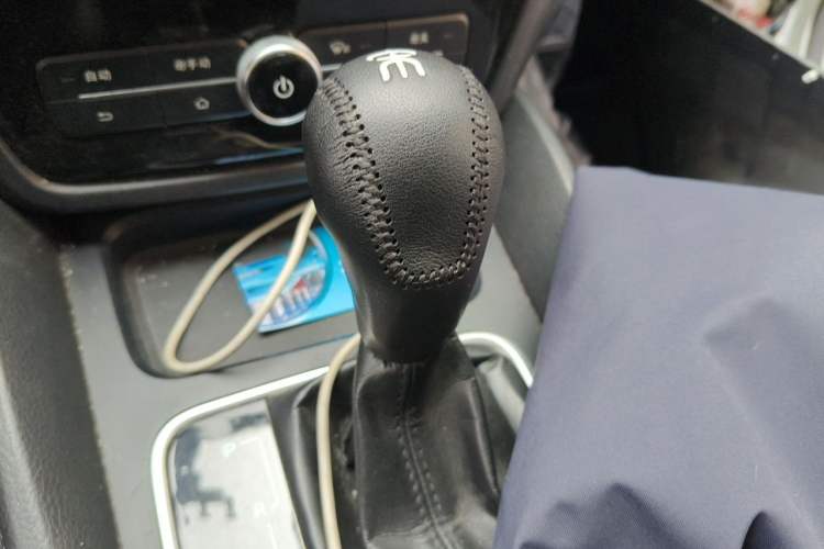 Used BYD Song MAX 2017 1.5T Automatic Smart Connect Elite 7-Seater Gear Lever
