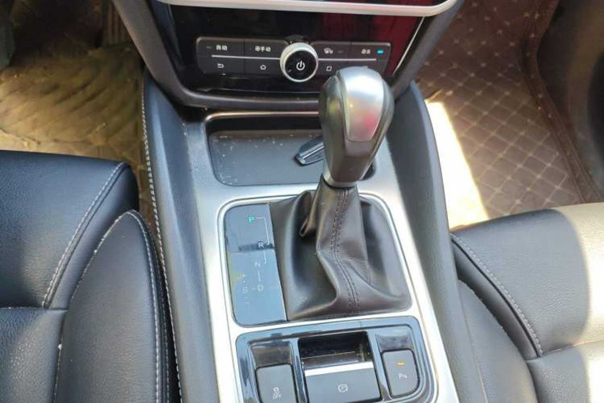 Used BYD Song MAX 2017 1.5T Automatic Smart Connect Luxury 7-Seater Gear Lever