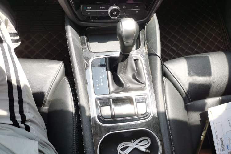 Used BYD Song MAX 2017 1.5T Automatic Smart Connect Luxury 7-Seater Gear Lever