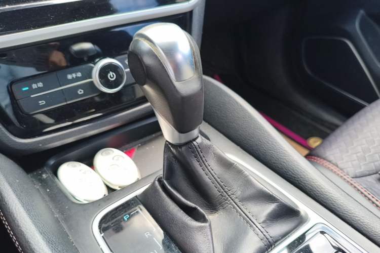 Used BYD Song MAX 2017 1.5T Automatic Smart Connect Luxury 7-Seater Gear Lever